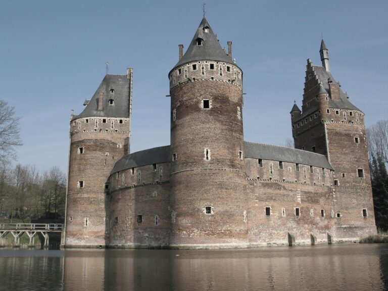 Explorer le Château de Beersel : Un Joyau de l’Architecture Belge.